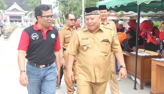 Kepala BPPRD Tanjabbar, Yon Heri saat mendampingi bupati Tanjabbar beberapa waktu lalu.