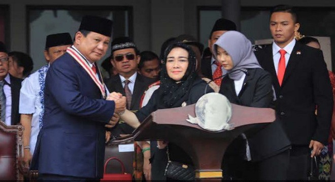 Ketua Umum Gerindra Prabowo Subianto saat menerima Penghargaan The Star of bung Karno dari Ketua Yayasan Bung Karno, Rachamawati Soekarnoputri