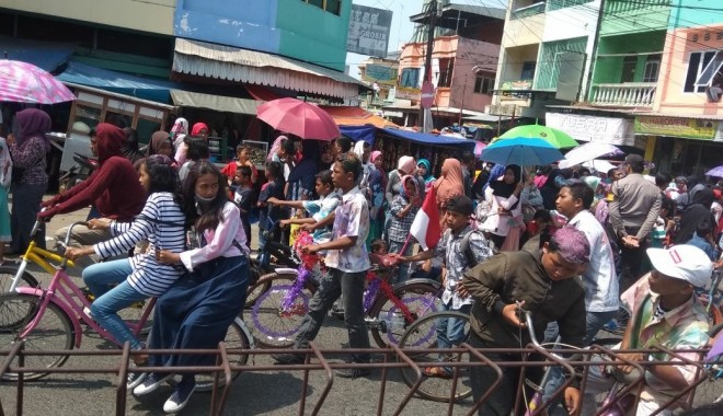 Ribuan Warga Tumpah Ruah Saksikan Pawai Pembangunan Pemprov Jambi.