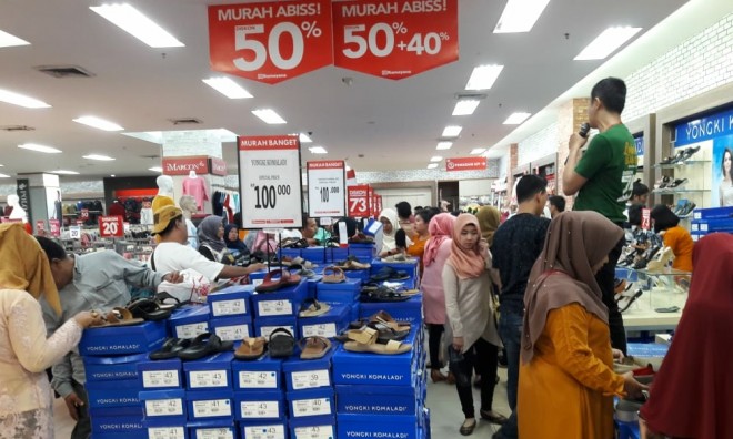 Ramayana Departemen Store Jambi merayakan HUT Kemerdekaan RI dengan memberikan diskon.