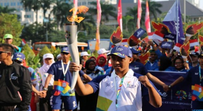Mohamad Yusuf saat beraksi membawa obor Asian Games 2018. (dok.Aice)