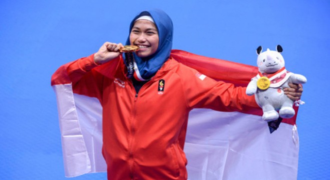 Defia Rosmaniar . peraih emas pertama Indonesia di Asian Games 2018. Foto: AFP