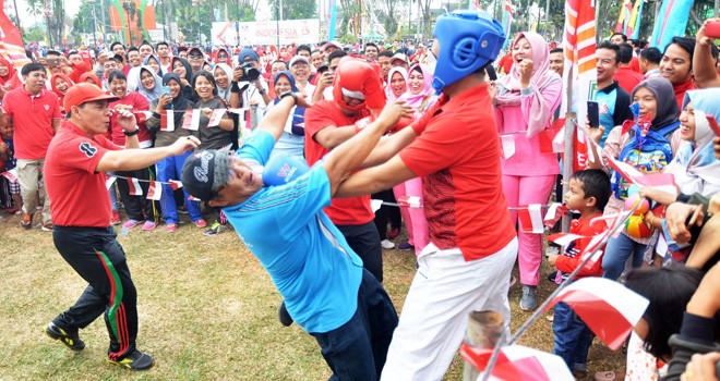 ASN yang mengikuti lomba tinju dengan mata tertutup di lapangan kantor Walikota Jambi.