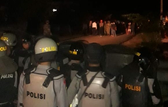 Aparat Kepolisian saat tengah berjaga di lokasi pemblokiran jalan di Kerinci.