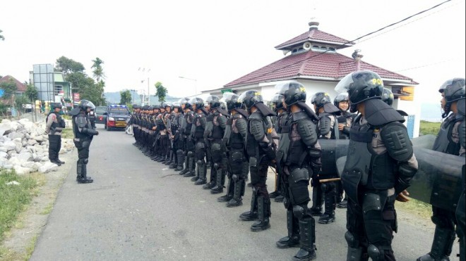 Brimob standby di Lapangan