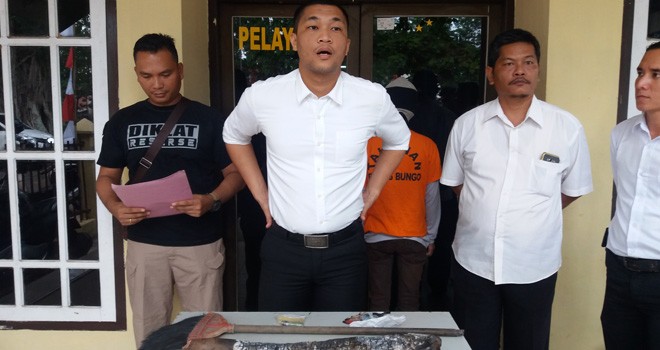 Kasat Reskrim Polres Bungo, AKP Hendi Septiadi, saat mengekpose penangkapan pelaku pembunuhan suami di Mapolres Bungo, Senin (20/8).