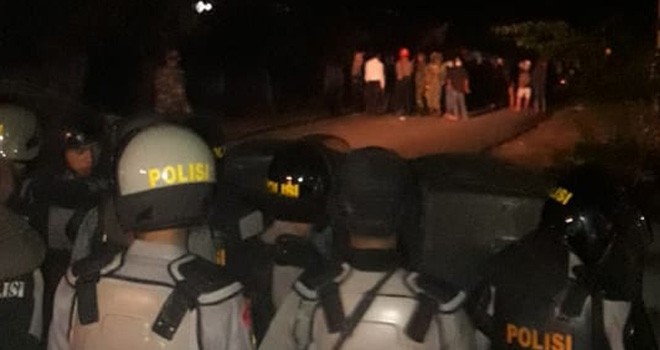 Aparat Kepolisian saat tengah berjaga di lokasi pemblokiran jalan di Kerinci.