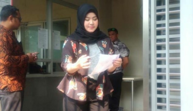 Sherrin Tharia, istri dari Gubernur Jambi nonaktif Zumi Zola saat datang ke rumah tahanan (Rutan) kelas 1 Jakarta Timur, cabang Rutan KPK, Rabu (22/8) (Ridwan/JawaPos.com)