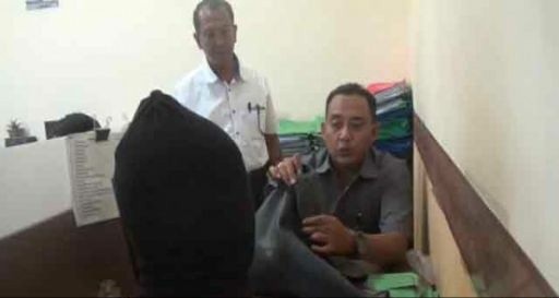 Pelaku saat diamankan di Kantor Polisi.