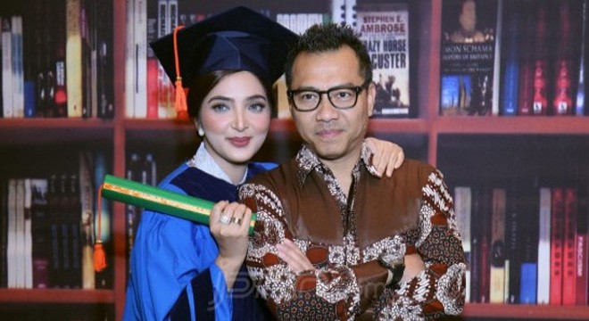 Ashanty saat wisuda S-2 didampingi Anang Hermansyah