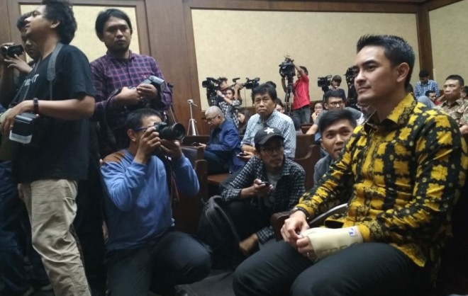 Zumi Zola saat menjalani persidangan di Pengadilan Tipikor Jakarta.