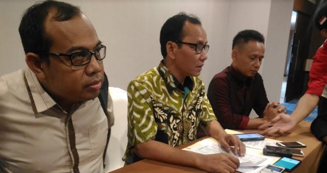 Ketua KPU Provinsi Jambi, M. Subhan (tengah) memberikan keterangan usai menggelar pleno penetapan daftar calon sementara anggota DPRD Provinsi Jambi di hotel BW Luxury.