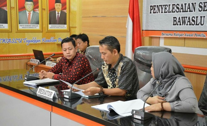 Ketua Bawaslu Provinsi Jambi, Asnawi (tengah) dan dua pimpinan lainnya ketika menggelar mediasi antara pemohon dan termohon, Kamis (23/8) kemarin.   