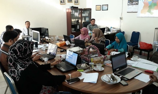 Operator Sidalih KPU Kota Jambi tengah bekerja memaksimalkan data pemilih sebelum pleno rekapitulasi DPSHP hari ini, Jumat (24/8).