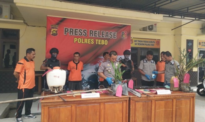 Kapolres Tebo, AKBP Zainal Arrahman, saat merilis hasil pengungkapan kasus kebakaran hutan dan lahan di wilayah Kabupaten Tebo, Jumat (24/8).