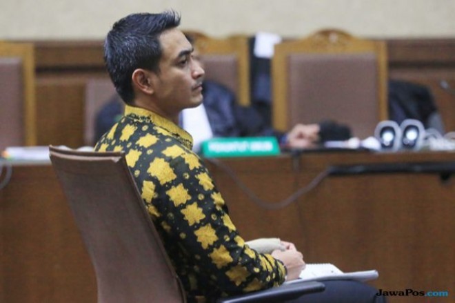 Mantan Gubernur Jambi Zumi Zola, saat akan menjalani sidang perkara kasus yang melilitnya, di PN Tipikor Jakarta, Kamis (23/8) (Fedrik Tarigan/Jawa Pos)