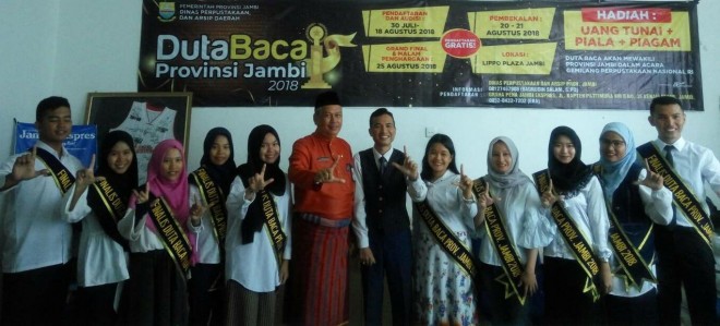 Syamsurizal, Kepala Dinas Perpustakaan dan Arsip Provinsi Jambi dan Pemateri Pembekalan, Lukman Tanjung,  foto bersama para Finalis Duta Baca Provinsi Jambi di Meeting Room Grahapena Jambi Ekspres.