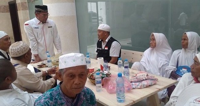Khoirizi H. Dasir (berdiri) menenangkan jamaah haji yang berteduh di Kantor Daker Al-Mabrur, Mekkah. Foto: Firzan Syahroni/Jawa Pos
