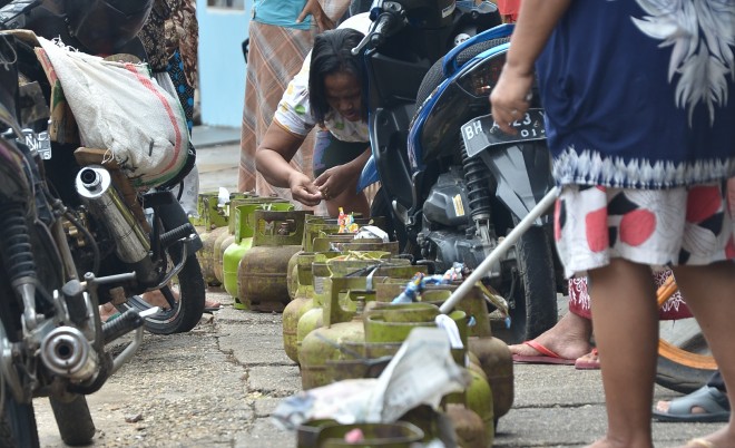 Untuk mendapatkan gas 3 kg, warga harus rela antrean panjang, di Kota Jambi beberapa waktu lalu. Ketersebaran pangkalan belum merata.