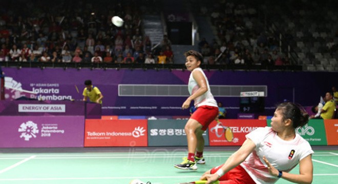 Greysia Polii (kanan) dan Apriyani Rahayu jatuh bangun dalam laga Asian Games 2018. Foto:Ricardo/JPNN.com