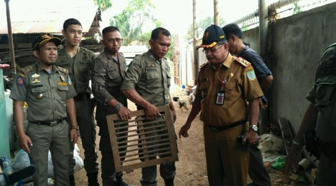 Satu tutup drainase (Manhole) milik Pemerintah Kota Jambi dtemukan di tukang besi tua, kawasan Mayang Kota Jambi beberpa waktu lalu.