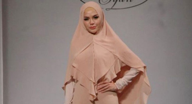 Nikita Mirzani saat fashion show dengan busana syari di kawasan FX Sudirman Jakarta. Foto:Istimewa
