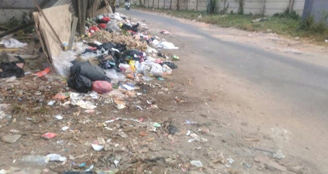 Akibat sampah menumpuk di badan jalan menyebab lingkungan tersebut jorok dan sumber penyakit.   