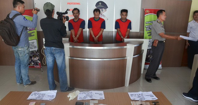 Tiga bandar dan barang bukti sabu saat diekspose di Polres Merangin, Senin (27/8).