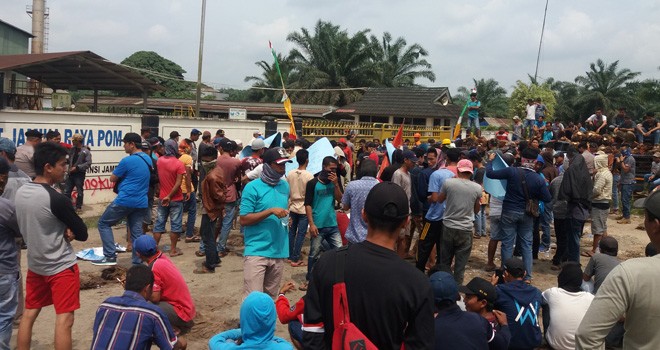 Warga Dusun Sekar Mengkuang Bungo Demo di PT Jamika Raya.