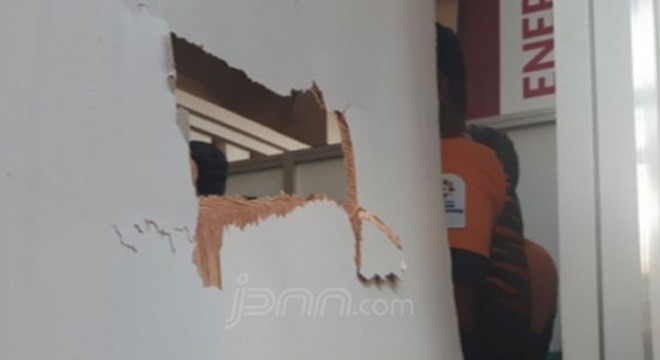 Triplek partisi yang dipukul pesilat Malaysia Mohd Al Jufferi Jamari Karena Kalah WO pada Asian Games 2018. Foto:Indra Eka Setiawan/JPC/JPNN