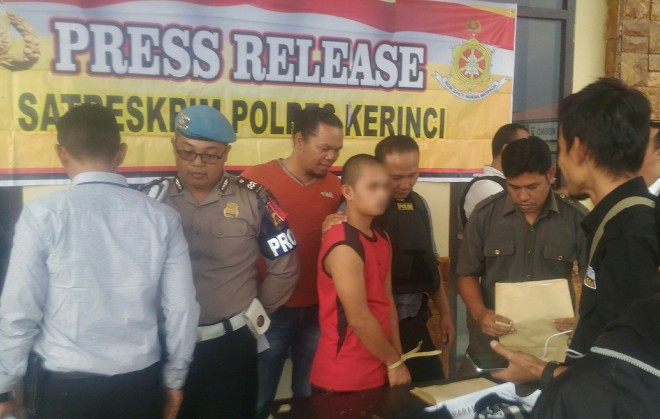 Terlihat pelaku telah diamankan di Mapolres Kerinci.