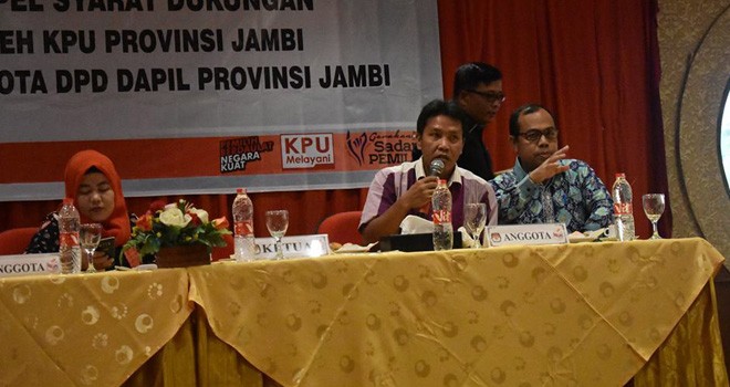 Komisioner KPU Provinsi Jambi Apnizal memberikan pengarahan pada pleno penyampaian berita acara hasil verifikasi dukungan tahap pertama calon DPD RI beberapa waktu lalu.