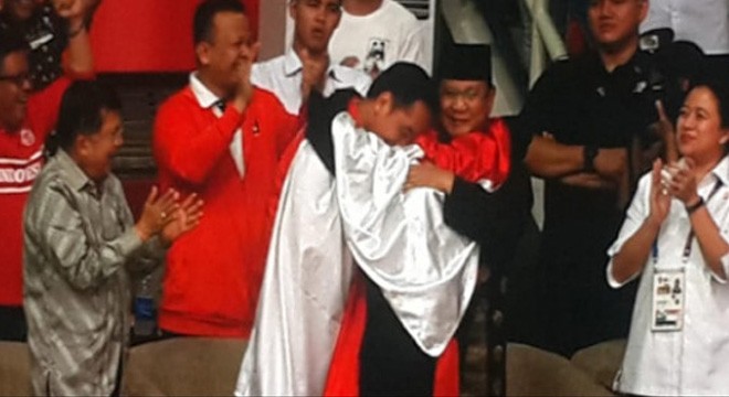 Jokowi dan Prabowo berada dalam satu pelukan seorang pesilat peraih emas Asian Games 2018. Foto:Istimewa for JPNN.com