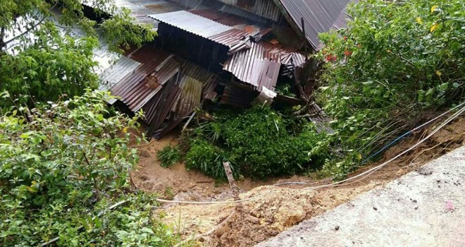 Terlihat rumah di kayu aro yang dihantam banjir bandang.