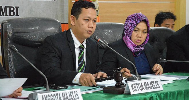 Ketua Majlis sidang ajudikasi, Afrizal bersama anggota mempinan pelaksaan sidang. Usai permbacaan permohonan dan jawaban, ajudikasi berlanjut ketahapan pembuktian.