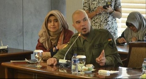  Neno Warisman dan Ahmad Dhani.