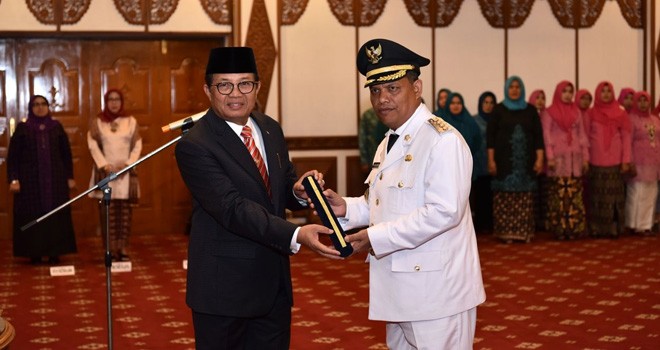 Pelaksana Tugas (Plt) Gubernur Jambi, Fachrori Umar, saat melantik Drs.H.Apani Saharudin sebagai Penjabat Bupati Merangin di Rumah Dinas Gubernur Jambi, Rabu (29/8).