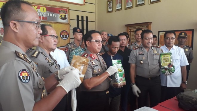 Kapolda Jambi, Irjen Pol Muchlis AS saat jumpa pers bersama awak media beberapa waktu lalu.