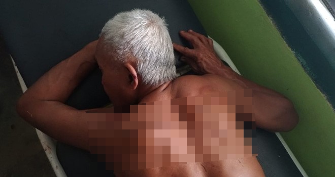 Darsan (60) Warga Desa Tegal Arum Rimbo Bujang saat berada di puskesmas akibat luka bacok oleh anak kandungnya sendiri.