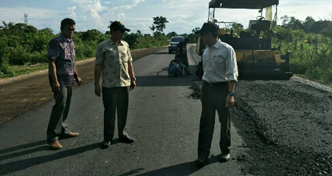 Hadi Sarosa, Kabid BM Dinas PUPR Sarolangun mengecek pengerjaan pengaspalan Jalan.
