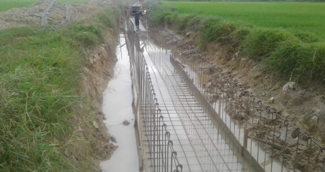 Terlihat irigasi yang terendam air, namun tetap dilakukan pembangunan.