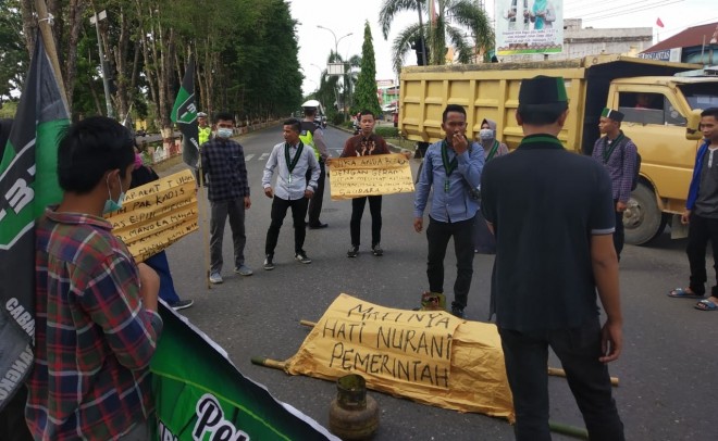 Puluhan mahasiswa yang tergabung dalam Himpunan Mahasiswa Islam (HMI) Cabang Bangko menggelar aksi demonstrasi terkait langka dan mahalnya tabung LPG 3 Kg bersubsidi pada Kamis (30/08/2018) pagi sekitar puk 09.00 WIB.