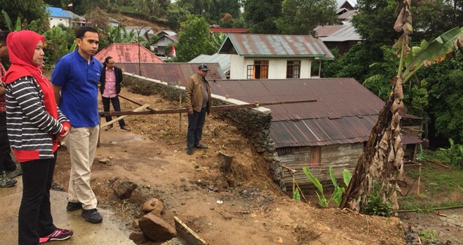 Staf Khusus Pimpinan DPR RI, Dipo Nurhadi Ilham didampingi Sekdes Desa Bedeng Delapan Kayu Aro melihat kondisi longsor, Jumat (31/8) kemarin.