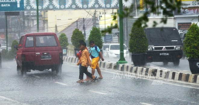 Kota Jambi diguyur hujan deras jumat (31/8). Sejumlah jalanan digenangi air.