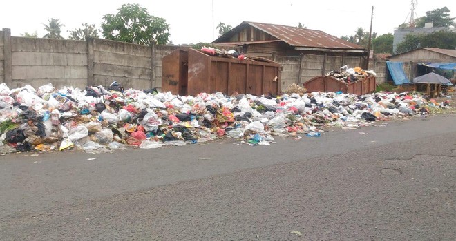 Akibat tidak bisa menampung volume sampah, maka warga membuang sampah di badan jalan dan dikeluhkan warga sekitar.