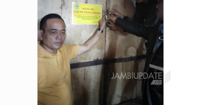 Dinas Perdagangan dan Perindustrian Kota Jambi melakukan penyegelan terhadap satu kios di Pasar Kota Jambi. Kios tersebut milik Pemkot yang dikuasai pihak ketiga.