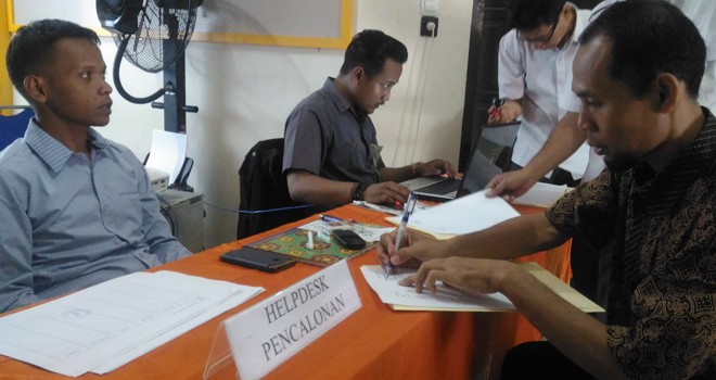 Komisioner KPU Kota Jambi, Yatno menerima pendafataran Bacaleg. Terima masukan masyarakat, KPU coret Bacaleg di Kota Jambi.