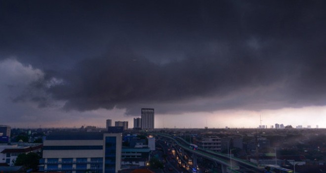 Awan hitam yang menyelimuti Jakarta jelang penutupan Asian Games.  Foto : Chaidir Mahyudin / AFP
