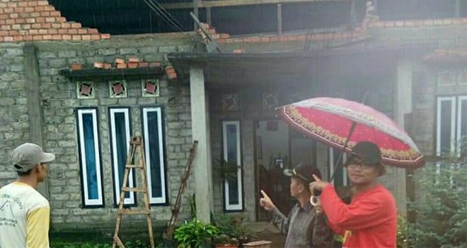 Terlihat salah satu rumah warga yang rusak. 