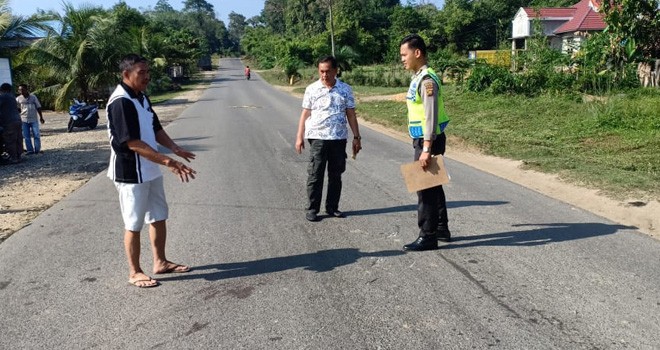 Satlantas Polres Batanghari saat berada di lokasi kecelakaan di Desa Simpang Aur Gading.